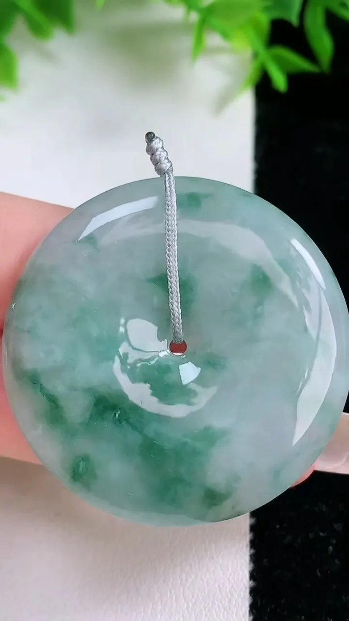 天然A货翡翠飘花平安扣吊坠，尺寸39.4-6，重量:20.25g
1月24日