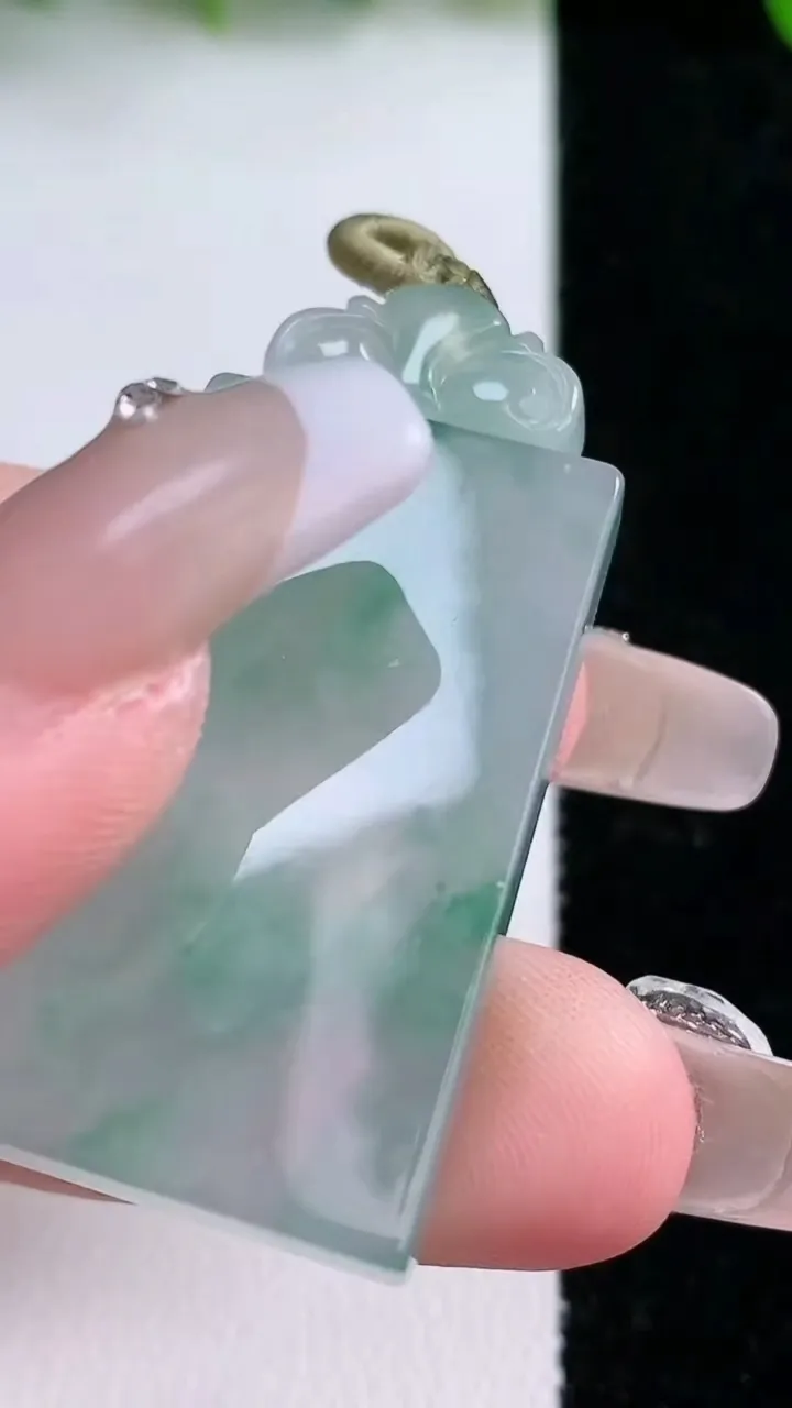 天然A货翡翠种飘花无事牌吊坠，尺寸36-21-6，重量:16.63g
1月24日