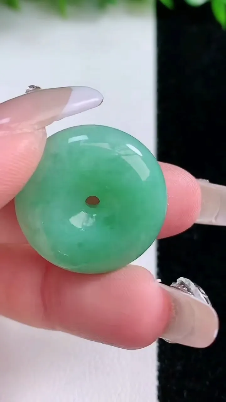 天然A货翡翠平安扣吊坠，尺寸24.4-8.5，重量:10.98g
1月24日