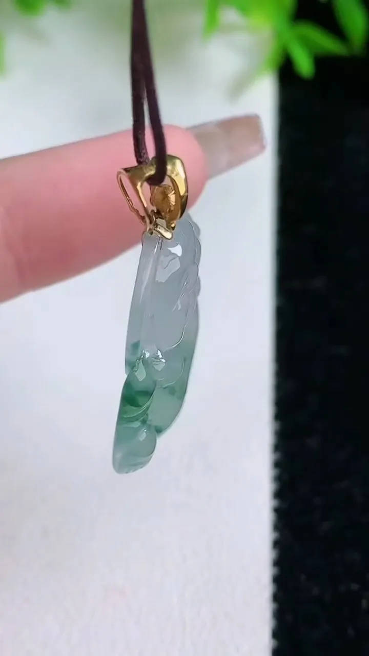 天然A货翡翠种飘花佛公吊坠，尺寸24.2-27.2-4.8，重量:5.20g
1月24日