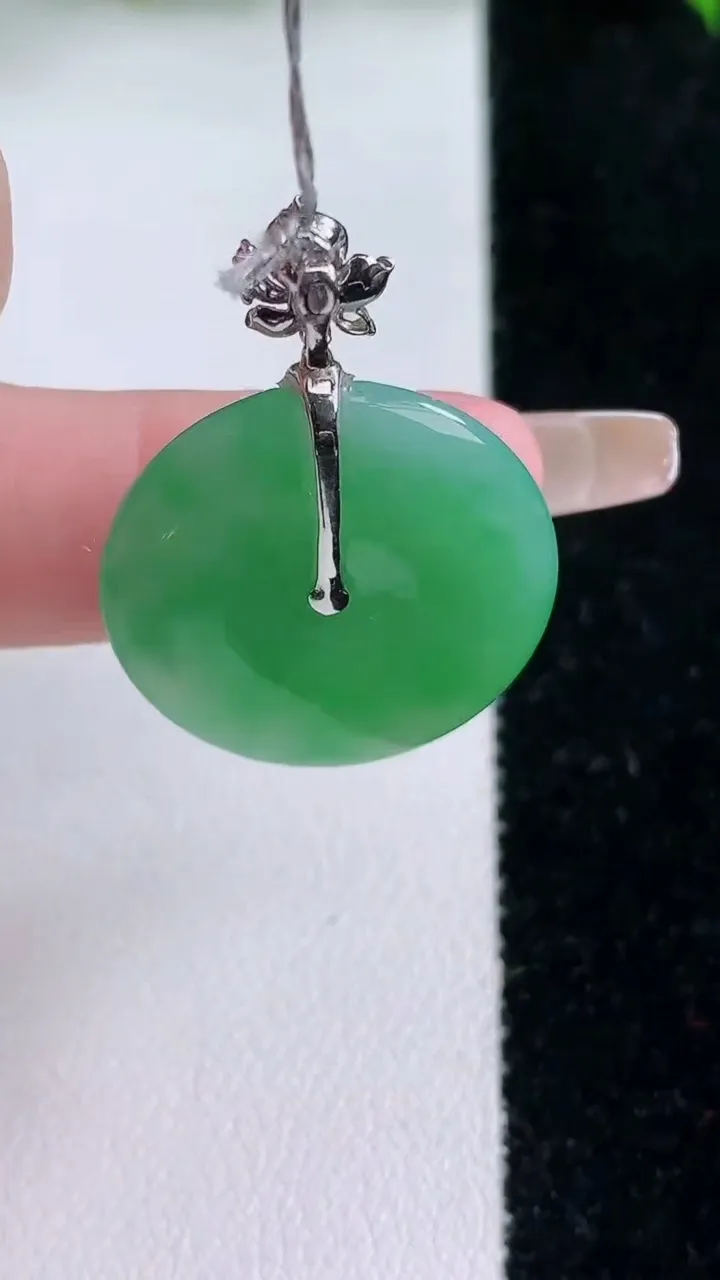 天然A货翡翠平安扣吊坠，尺寸23.4-3.6，重量:5.24g
1月24日