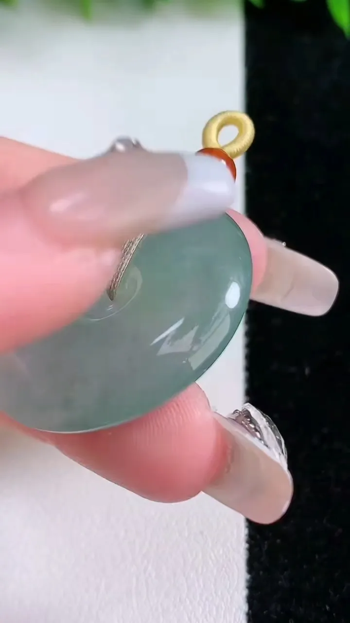 天然A货翡翠平安扣吊坠，尺寸31.8-8，重量:19.32g
1月24日