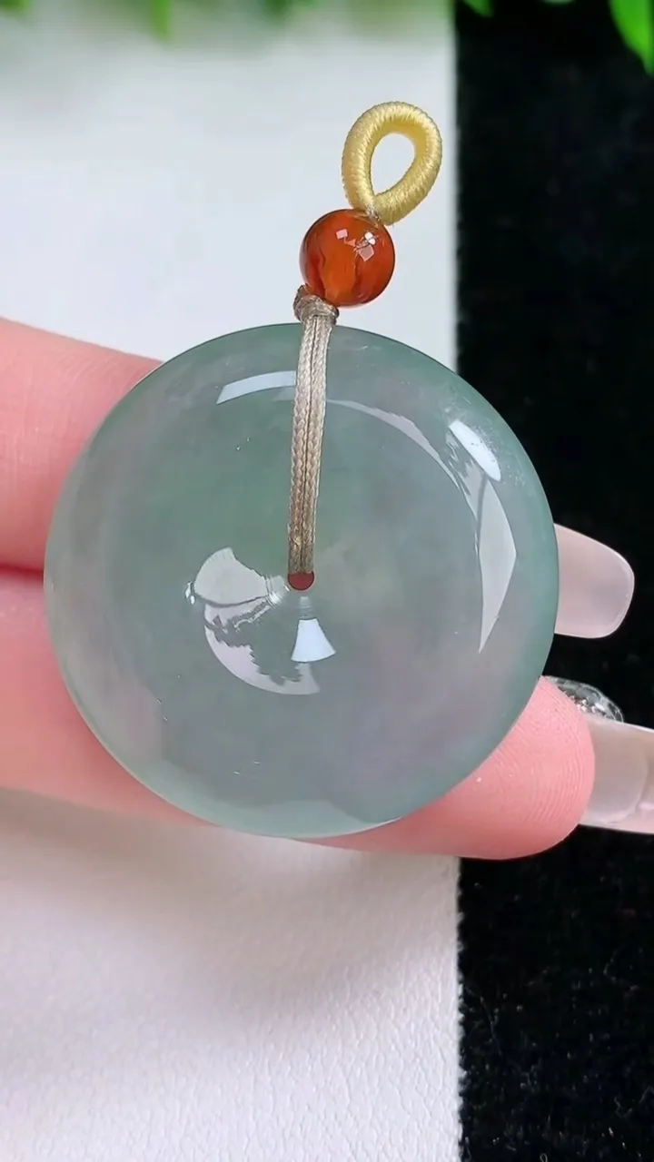 天然A货翡翠平安扣吊坠，尺寸31.8-8，重量:19.32g
1月24日