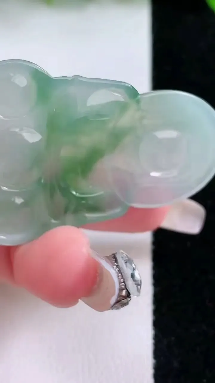 天然A货翡翠观音菩萨吊坠，尺寸51.7-32.3-5.4，重量:16.43g
1月24日