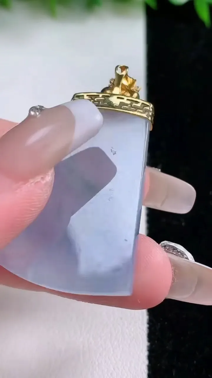 天然A货翡翠18K金紫罗兰无事牌吊坠，尺寸38.5-24.6-3.2，重量:9.00g
1月24日