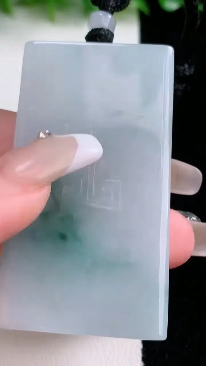 天然A货翡翠飘花仿古无事牌吊坠，尺寸59.2-33-5.2，重量:37.67g
1月24日