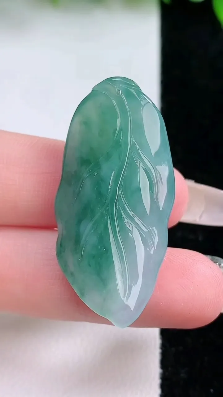 天然A货翡翠飘花金枝玉叶 叶子吊坠，尺寸39.4-19-7.6，重量:9.04g
1月24日