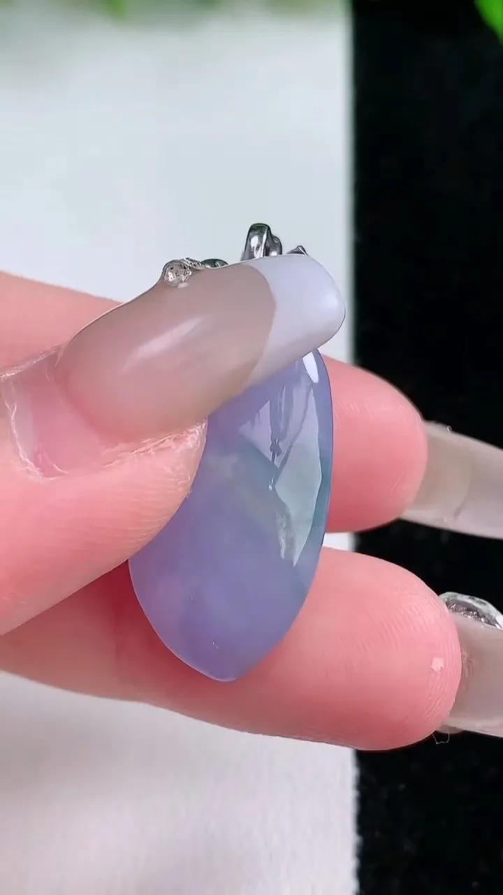 天然A货翡翠18K金紫罗兰福瓜吊坠，尺寸26-13.6-8.4，重量:5.93g
1月24日