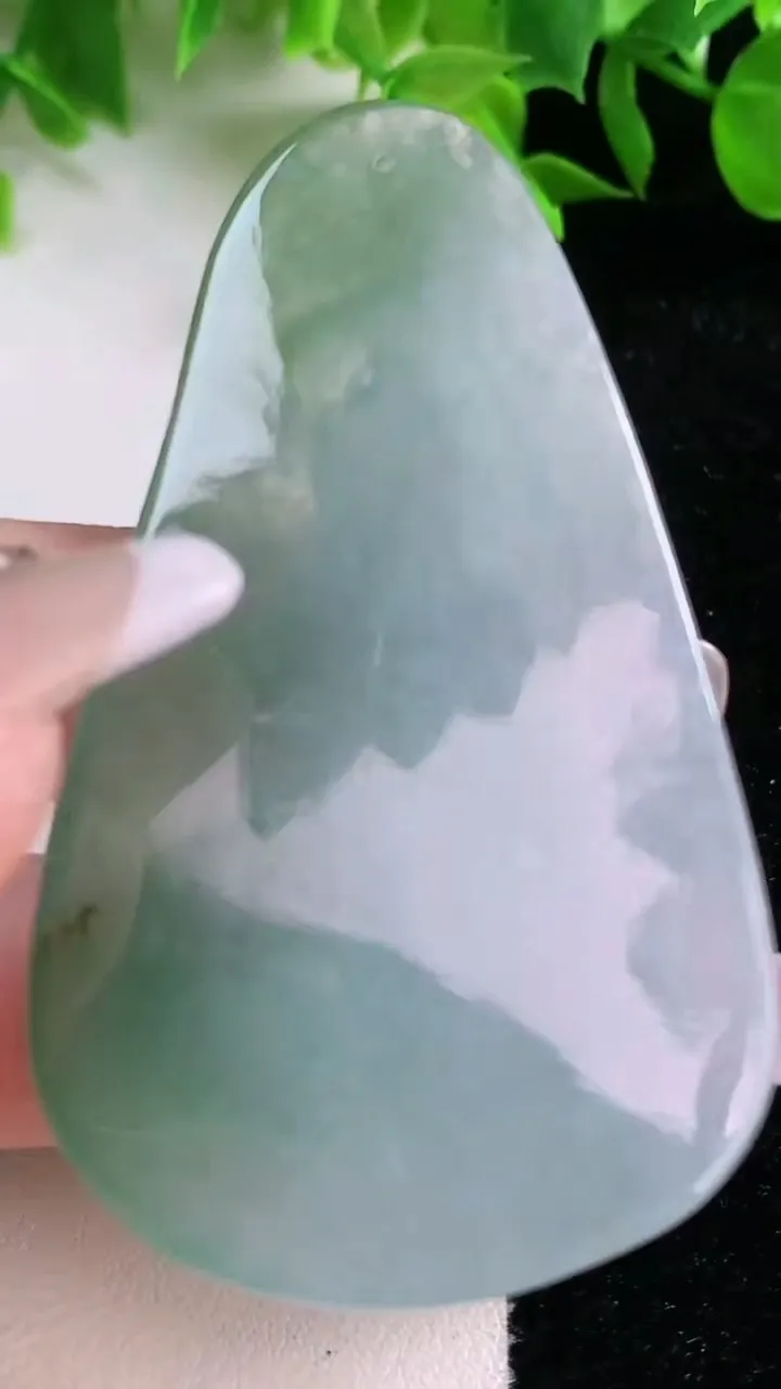 天然A货翡翠大日如来吊坠，尺寸68.2-39-7，重量:31.81g
1月24日