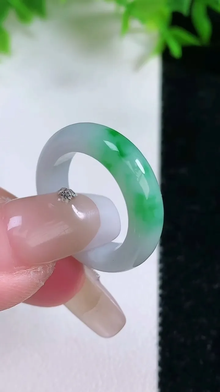 天然A货翡翠指环戒指，尺寸16.3-5-3.2，重量:3.85g2026年1月24日
工厂直销收藏佳品,种好水足，色泽均匀，有种有色，上手高大气！