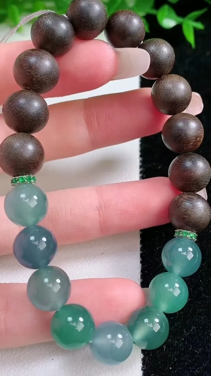 天然A货翡翠圆珠手串，尺寸9.8，重量:21.68g1月24日
工厂直销收藏佳品,种好水足，色泽均匀，有种有色，上手高大气！