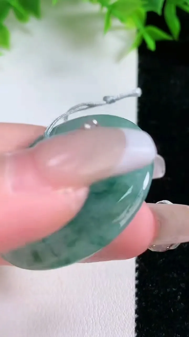 天然A货翡翠飘花平安扣吊坠，尺寸37.6-5.3，重量:16.90g
1月24日