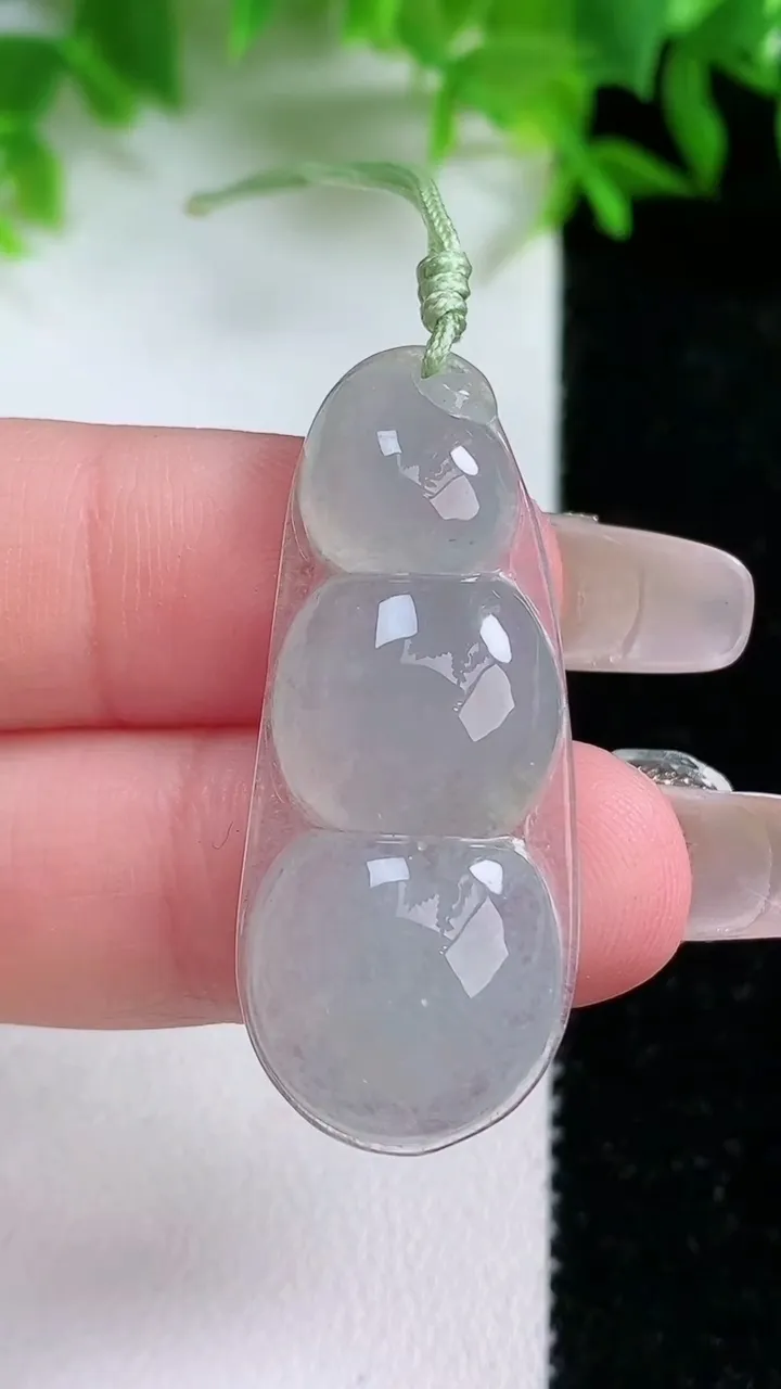 天然A货翡翠福豆吊坠，尺寸38-15.6-6.2，重量:5.22 g
1月24日