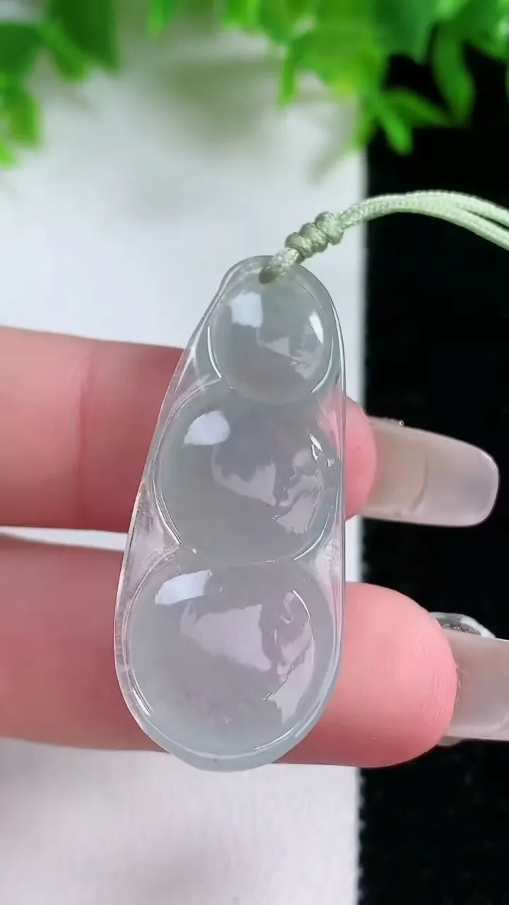 天然A货翡翠福豆吊坠，尺寸38-15.6-6.2，重量:5.22 g
1月24日