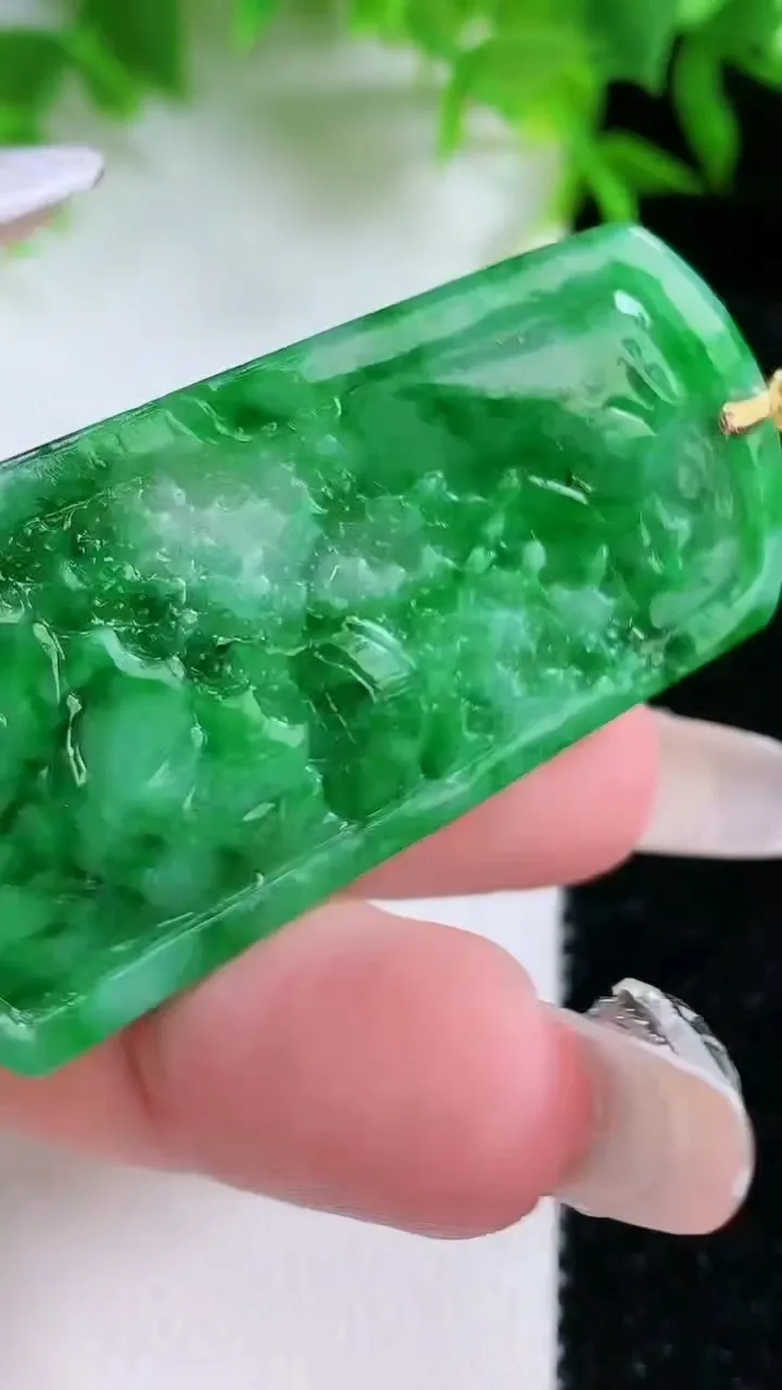 天然A货翡翠山水牌吊坠，尺寸50.2-27-4.6，重量:12.83g
1月24日