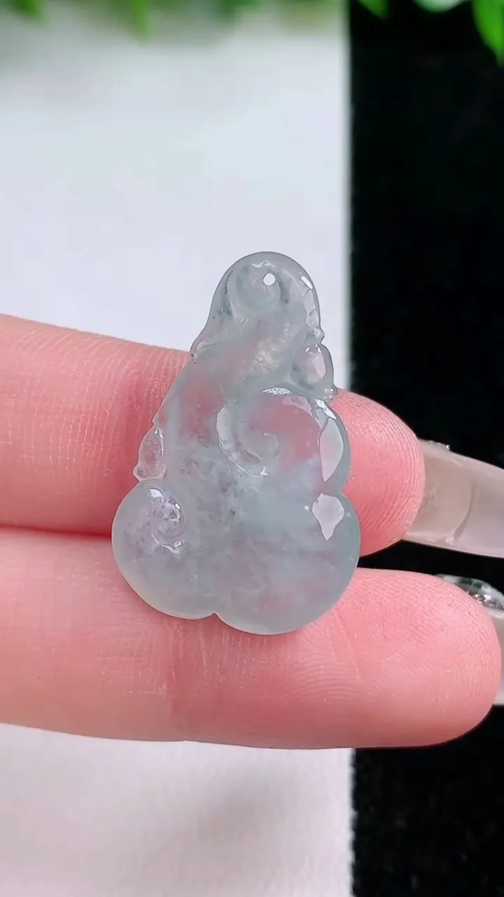 天然A货翡翠如意吊坠，尺寸27-17.6-3.6，重量:3.13g
1月24日