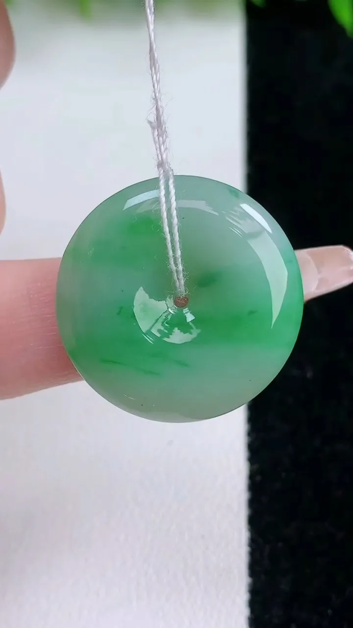 天然A货翡翠平安扣吊坠，尺寸24.7-4.7，重量:6.37g
1月24日