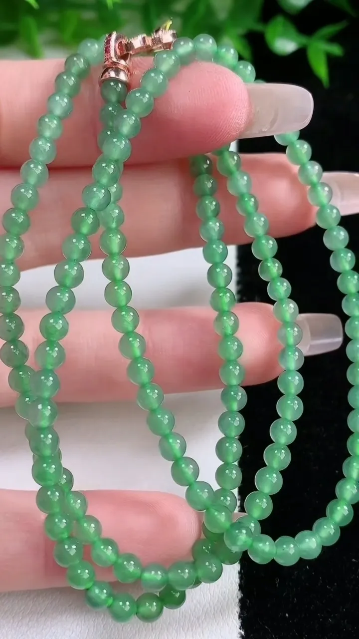 天然A货翡翠小米珠项链，尺寸3.8-145颗，重量:15.17g1月24日
工厂直销收藏佳品,种好水足，色泽均匀，有种有色，上手高大气！