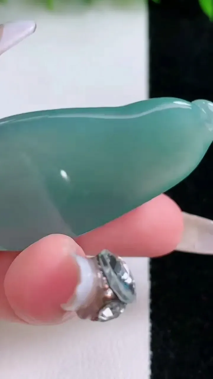 天然A货翡翠福瓜吊坠，尺寸51-23.4-7.6，重量:17.68g
1月24日