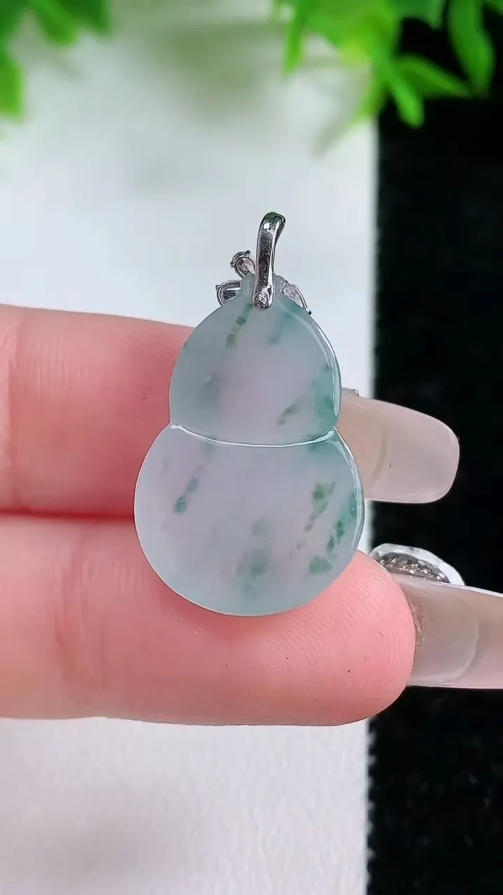 天然A货翡翠种飘花葫芦吊坠，尺寸21.4-15.4-5.2，重量:3.31g
1月24日