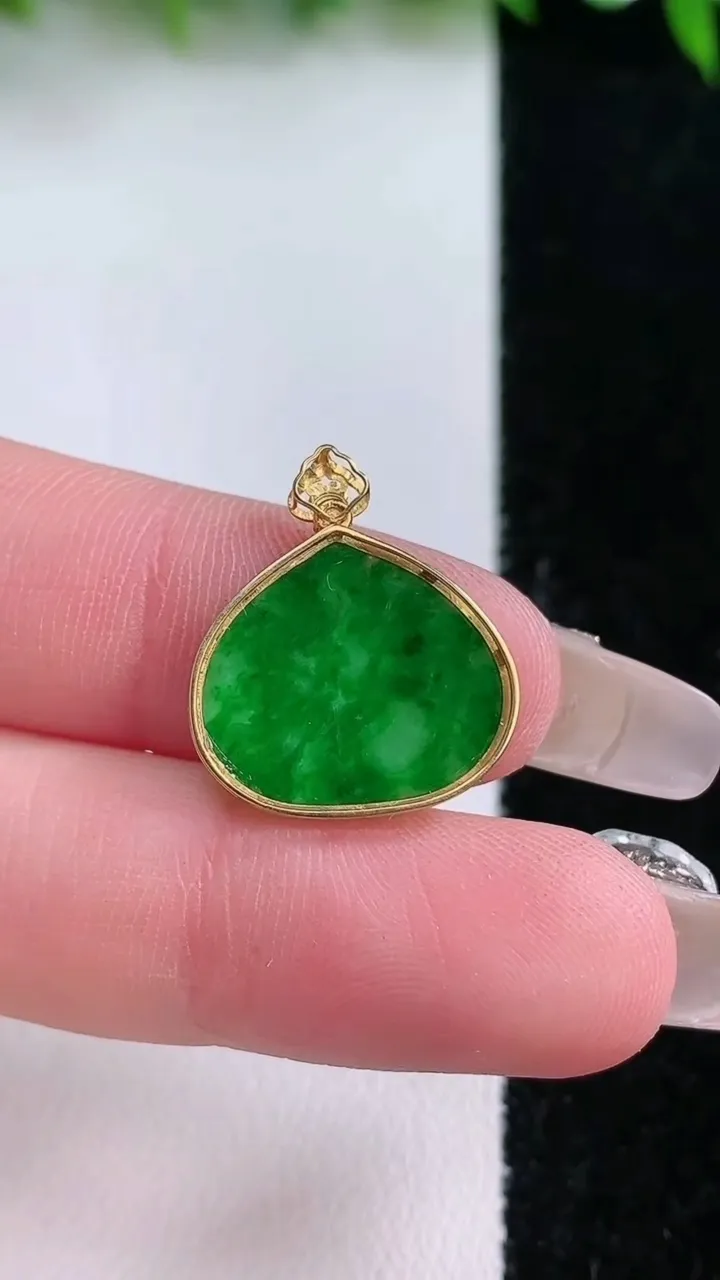 天然A货翡翠无事牌吊坠，尺寸15.3-17-2，重量:1.03g
1月24日