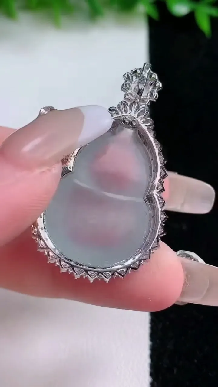 天然A货翡翠种白冰葫芦吊坠，尺寸40.5-23.3-11.3.
1月24日