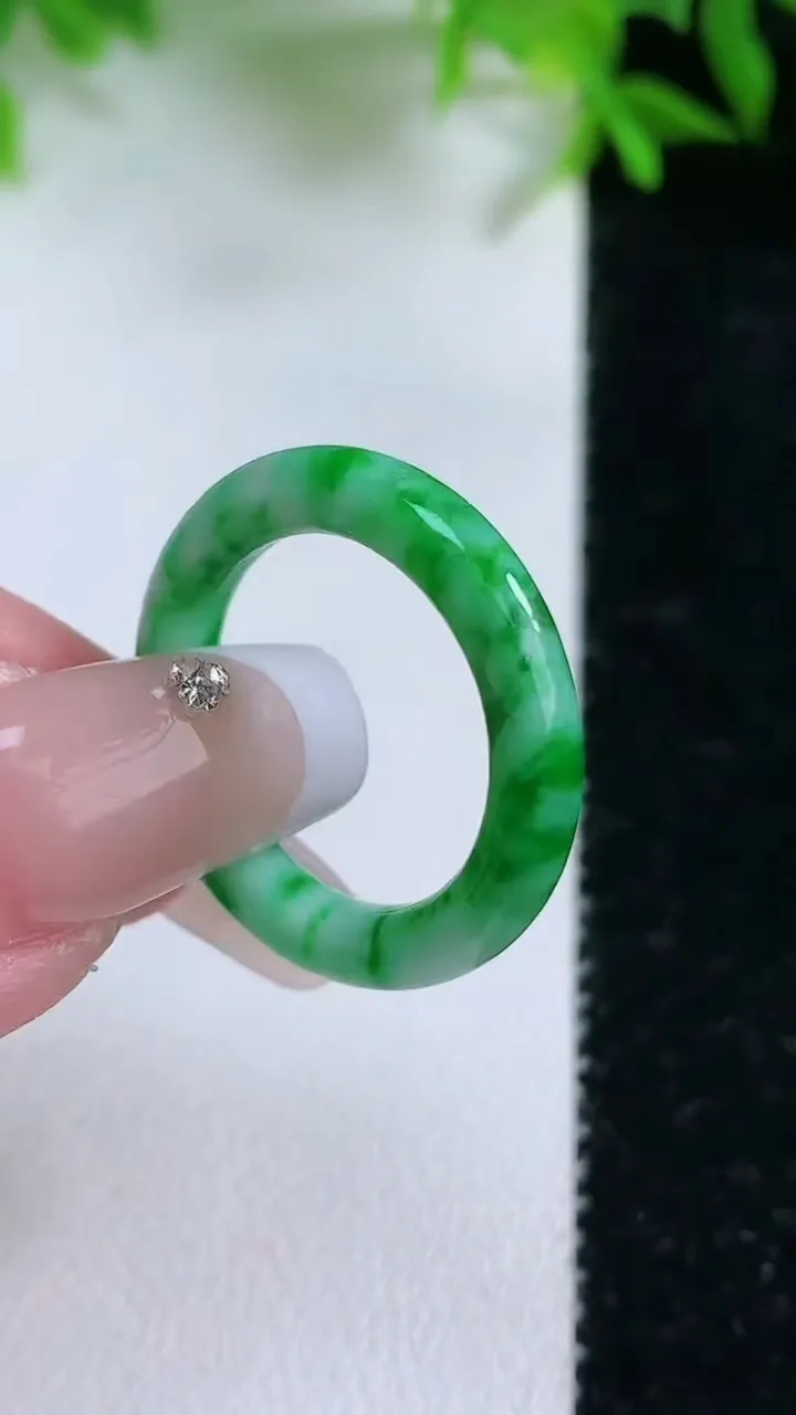 天然A货翡翠指环戒指，尺寸17.2-3.6，重量:2.67g2026年1月24日
工厂直销收藏佳品,种好水足，色泽均匀，有种有色，上手高大气！