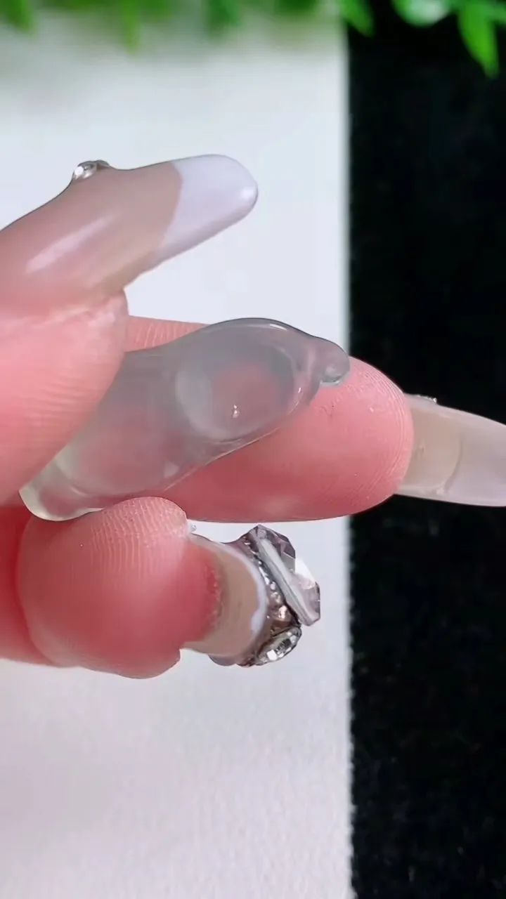 天然A货翡翠福豆镶嵌件，尺寸25.5-14-5.5，重量:2.61g
1月24日