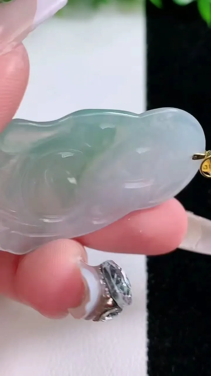 天然A货翡翠财神爷吊坠，尺寸43.8-26.5-4.9，重量:10.29g
1月24日