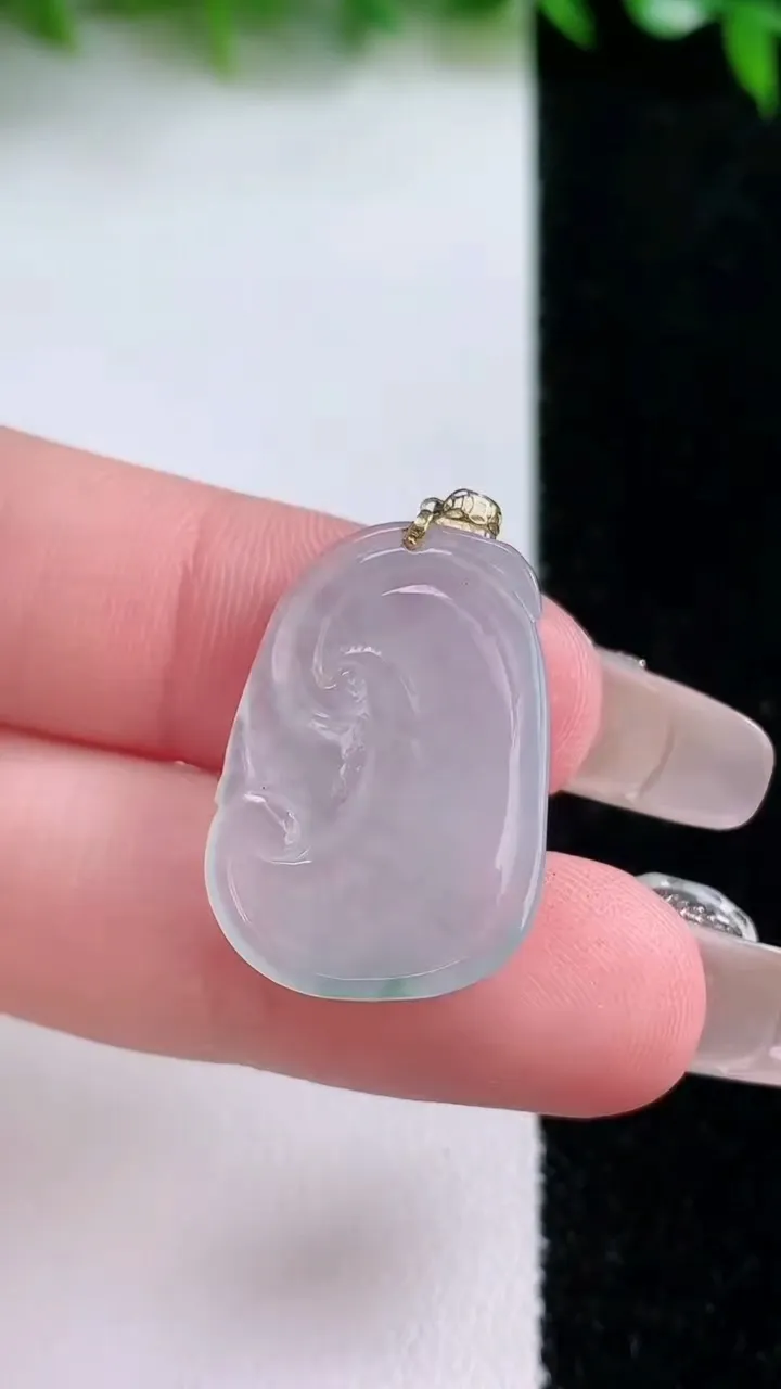 天然A货翡翠种飘花如意吊坠，尺寸24.3-16.7-3.6，重量:3.05g
1月24日