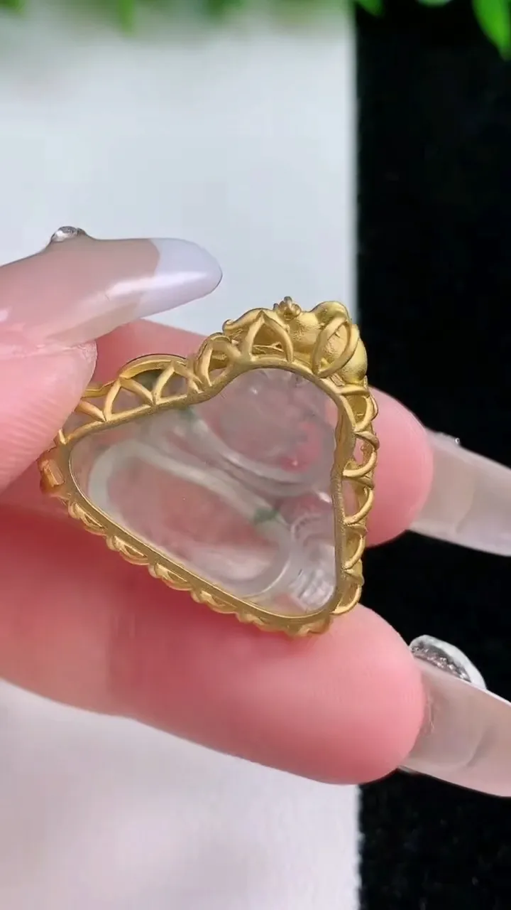 天然A货翡翠种飘花佛公吊坠，尺寸23.3-18.8-26-8，重量:4.66g
1月24日