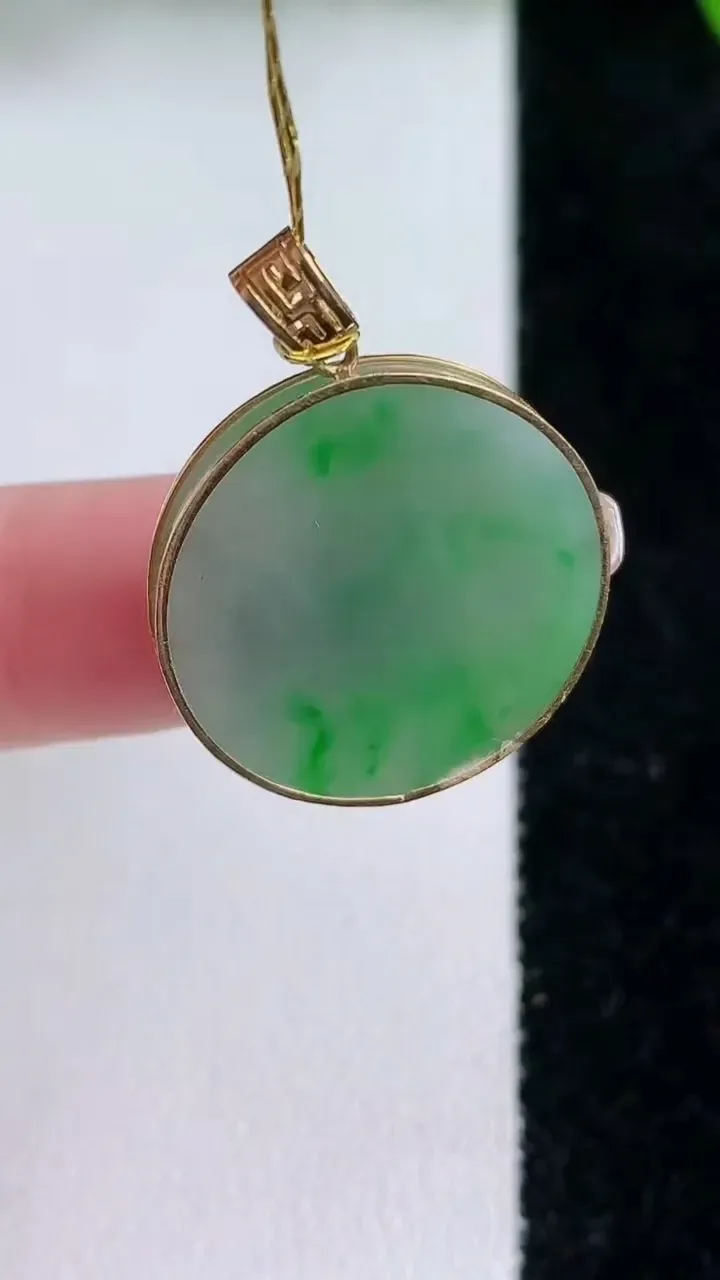 天然A货翡翠无事牌吊坠，尺寸21.7-3，重量:4.28g
1月24日