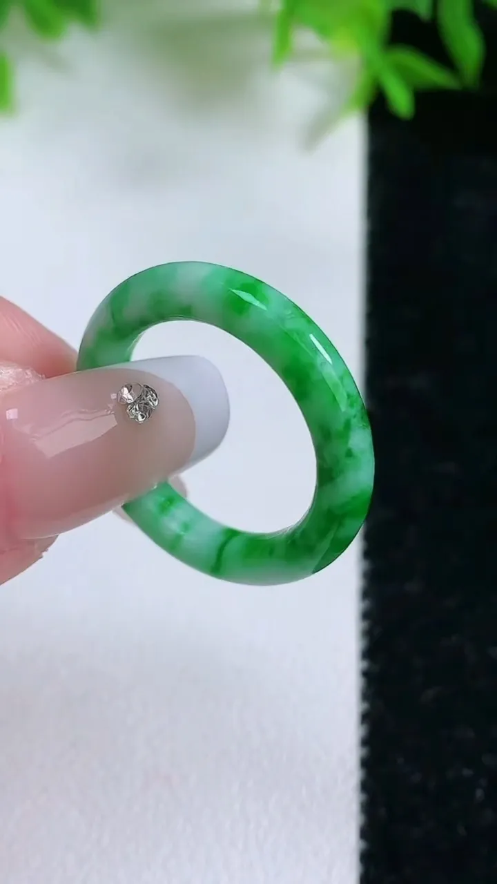 天然A货翡翠指环戒指，尺寸17.2-3.6，重量:2.67g2026年1月24日
工厂直销收藏佳品,