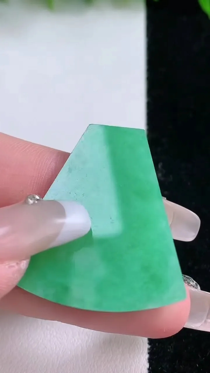 天然A货翡翠无事牌镶嵌件，尺寸32-32.8-2.9，重量:7.77g
1月24日