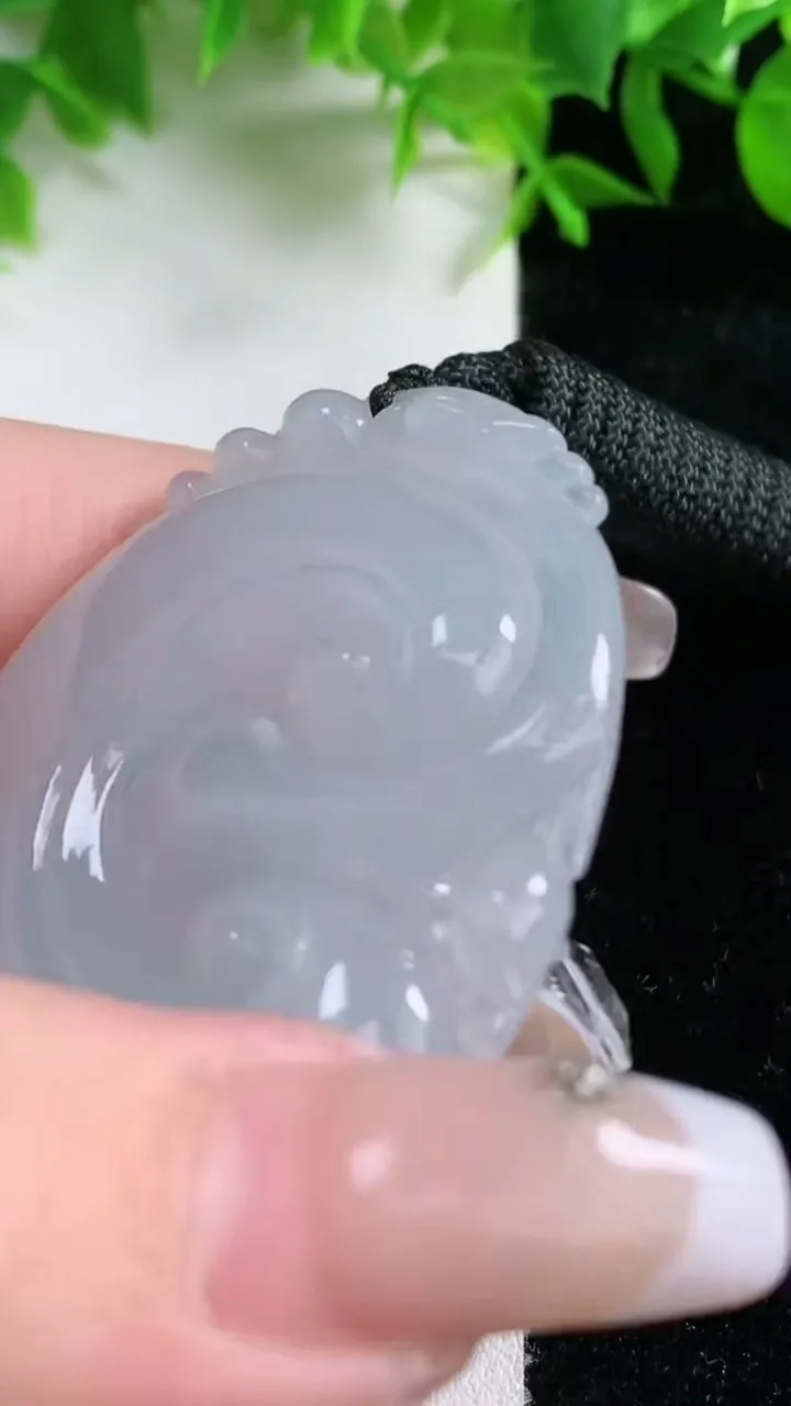 天然A货翡翠飘花如意吊坠，尺寸52-45.3-5.4，重量:25.07g
1月24日