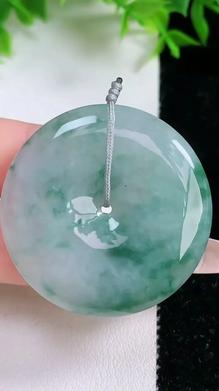 天然A货翡翠飘花平安扣吊坠，尺寸39.4-6，重量:20.25g
1月24日