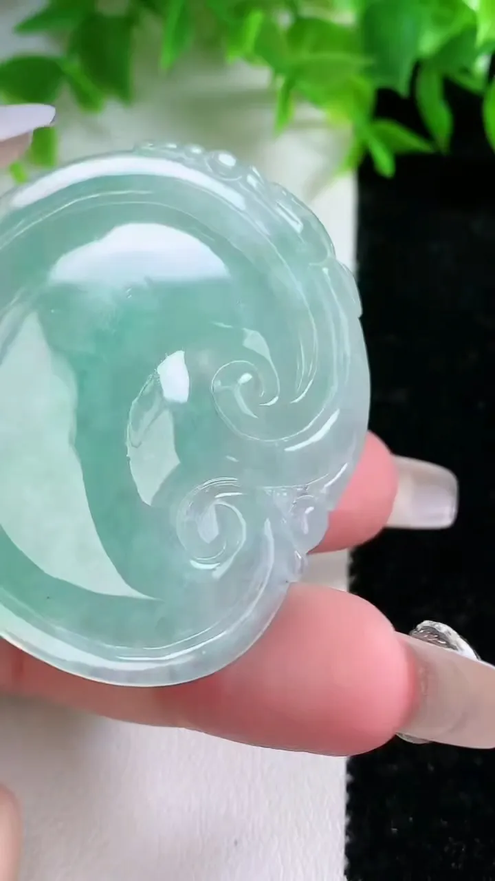 天然A货翡翠如意吊坠，尺寸49.5-40.5-5.8，重量:21.54g
1月24日