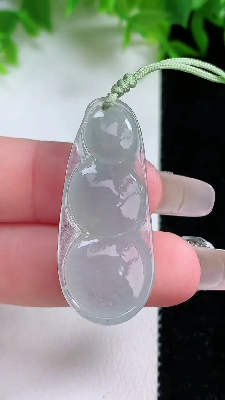 天然A货翡翠福豆吊坠，尺寸38-15.6-6.2，重量:5.22 g
1月24日