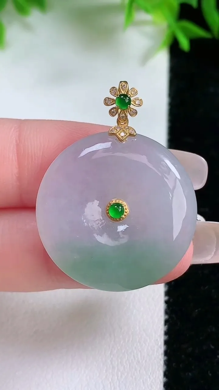 天然A货翡翠平安扣吊坠，尺寸26-4.9，重量:6.98g
1月24日