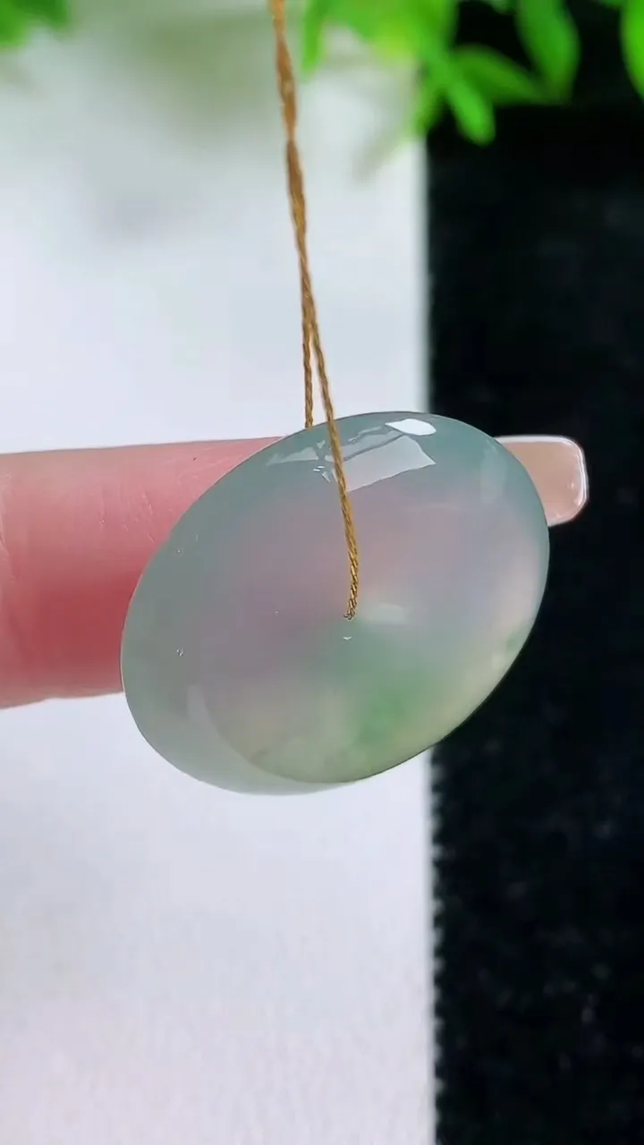 天然A货翡翠冰种双彩平安扣吊坠，尺寸22.7-5.2，重量:5.77g
1月24日