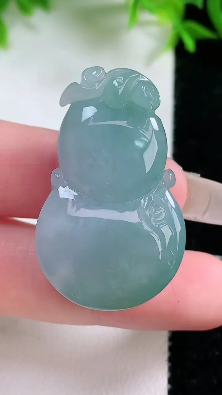 天然A货翡翠葫芦吊坠，尺寸36.7-22.6-11.6，重量:17.90g
1月24日