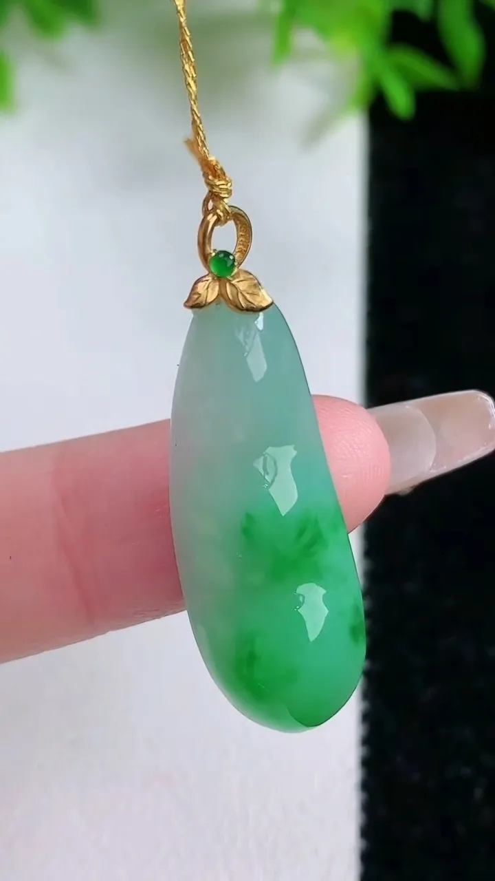 天然A货翡翠福豆吊坠，尺寸29.5-11-6，重量:3.49g
1月24日