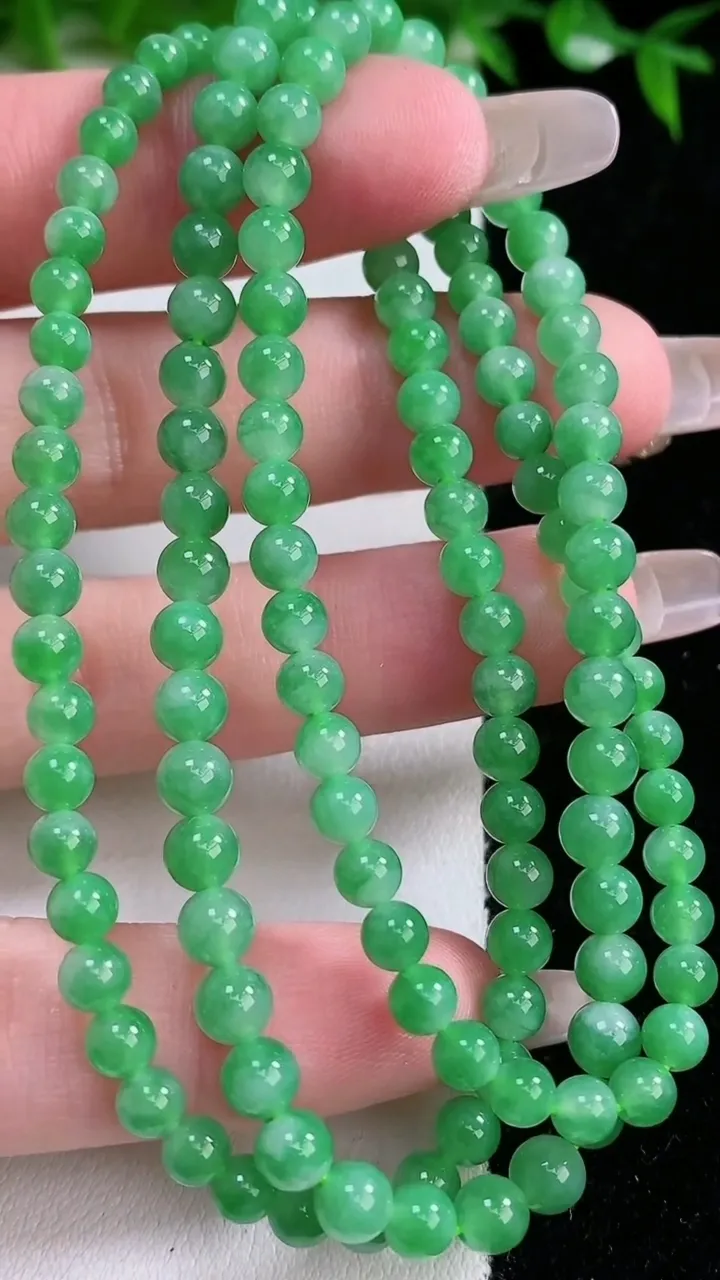 天然A货翡翠圆珠项链，尺寸4.2-128颗，重量:20.76g
1月24日