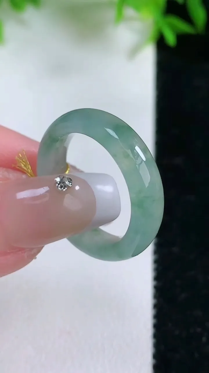 天然A货翡翠冰种飘花指环戒指，尺寸17.5-5.2-3，重量:3.66g2026年1月24日
工厂直销收藏佳品,种好水足，色泽均匀，有种有色，上手高大气！