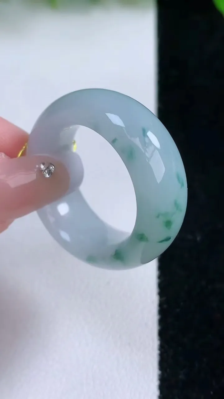 天然A货翡翠飘花指环戒指，尺寸21.6-11-5，重量:14.98g2026年1月24日
工厂直销收藏佳品,种好水足，色泽均匀，有种有色，上手高大气！