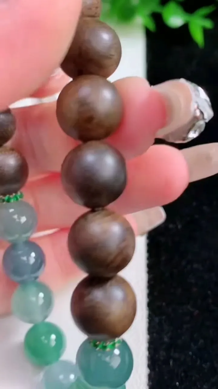 天然A货翡翠圆珠手串，尺寸9.8，重量:21.68g1月24日
工厂直销收藏佳品,种好水足，色泽均匀，有种有色，上手高大气！