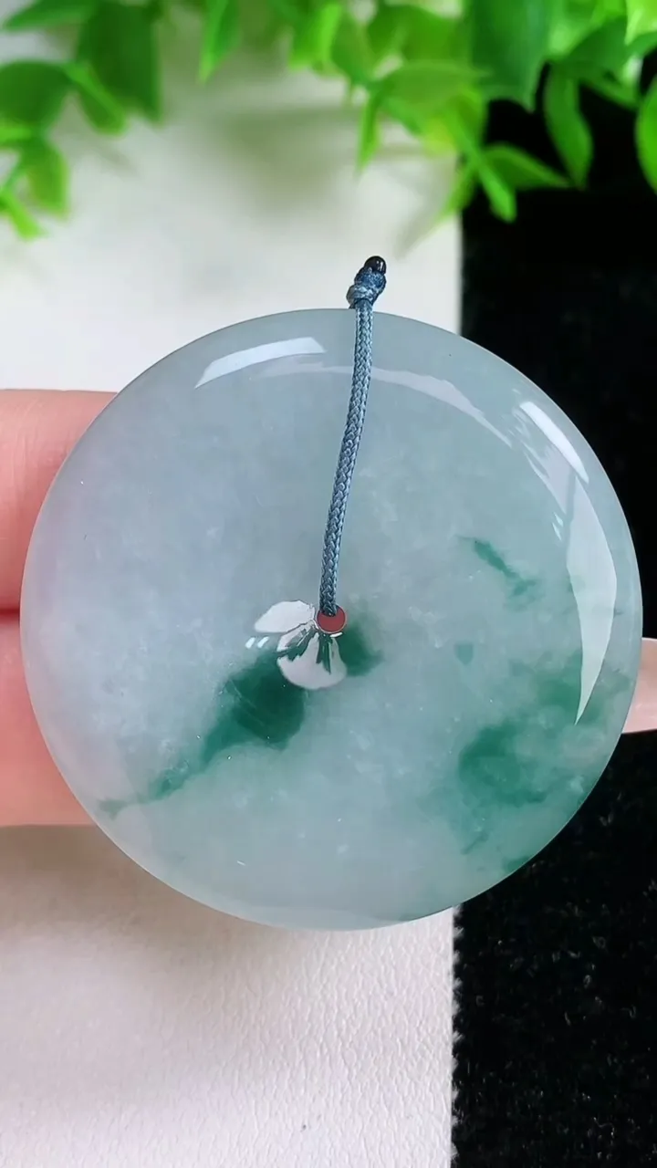 天然A货翡翠飘花平安扣吊坠，尺寸41.7-5.8，重量:22.43g
1月24日