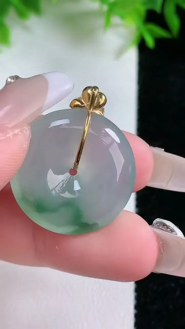 天然A货翡翠种飘花平安扣吊坠，尺寸23-5.5，重量:6.24g
1月24日