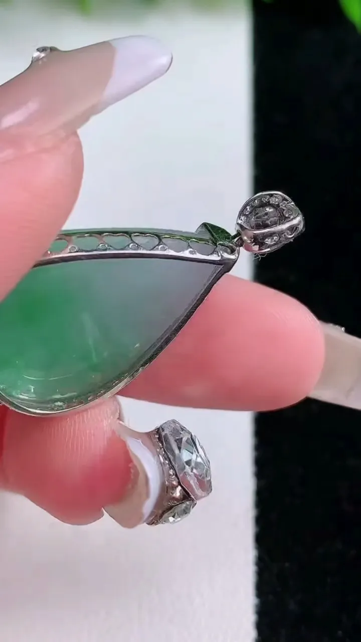 天然A货翡翠水滴吊坠，尺寸27-18-9.4，重量:7.82g
1月24日