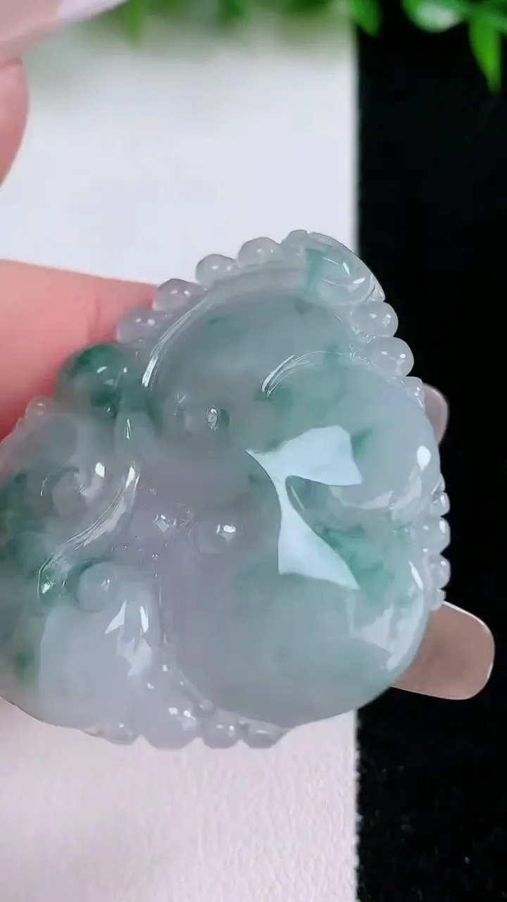 天然A货翡翠飘花如意吊坠，尺寸45.4-39-4，重量:12.54g
1月24日